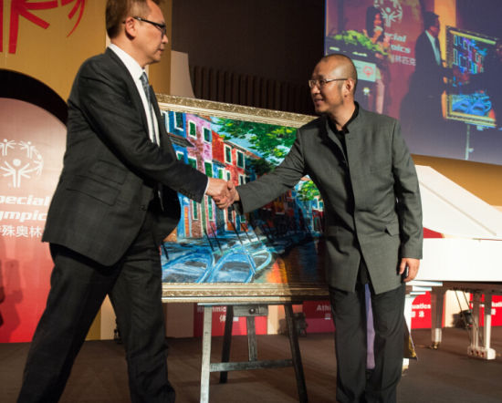 20150612-艺术家Max Ma向在特奥慈善晚宴上以40万人民币竞拍其油画作品《威尼斯·调色板》成功的杨先生致谢