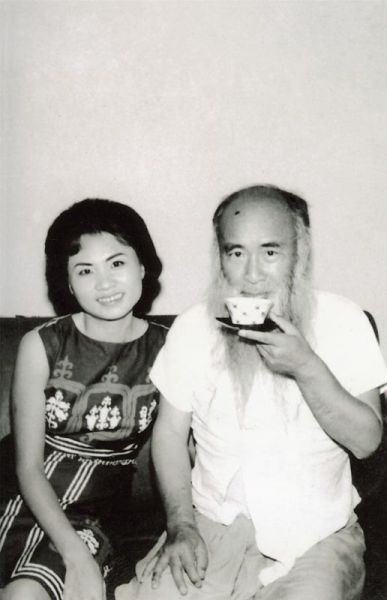 1964年，张心瑞随父亲经德国到香港，准备返回四川。此为停留香港时摄于下榻的乐斯酒店。