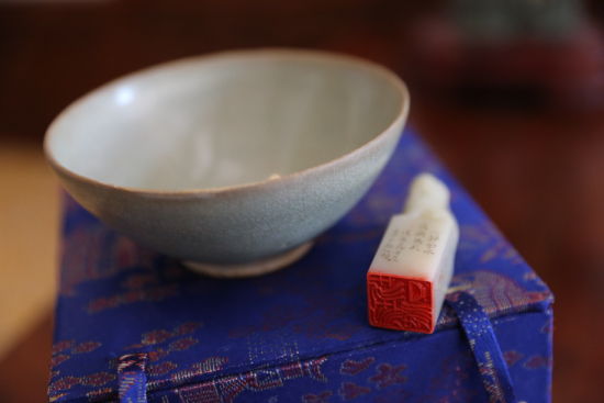 高笠鑫收藏的瓷碗与杨仁恺先生赠送的刻章 