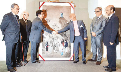 政务司司长林瑞麟(左三)向瑞士收藏家乌利．希客(右三)致送纪念品，感谢对方对香港文化发展的慷慨支持。图片来源：香港文汇报