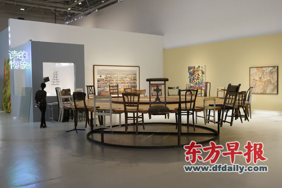 上海当代艺术博物馆“电场――超越超现实”的展览现场，中国最早的装置艺术家陈箴的装置作品《圆桌会议》。陈箴于2000年去世，时年55岁。 本版图片 高剑平