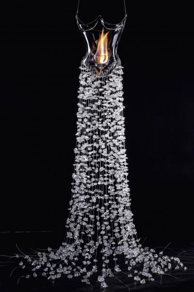 英国女设计师海伦·斯多丽的作品《玻璃和火焰之裙》