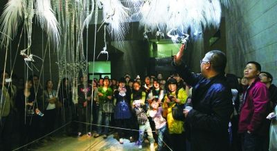 许江为观众讲解参展作品《附生植物的春天》