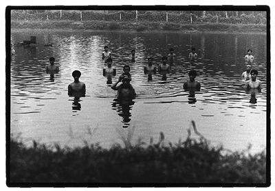 荣荣为张洹离国前做的最后一次大型行为艺术表演《为鱼塘增高水位》所拍的图片。