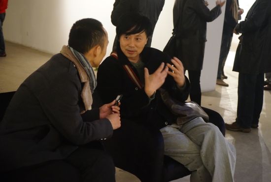 南京灵魂小组发起人、著名艺术家黄药在现场接受采访