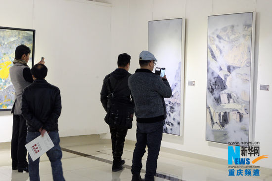 市民在“重庆•四川当代艺术跨年展”现场观赏