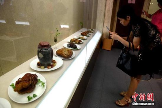 图为市民参观寿山石“食品”展。王东明 摄