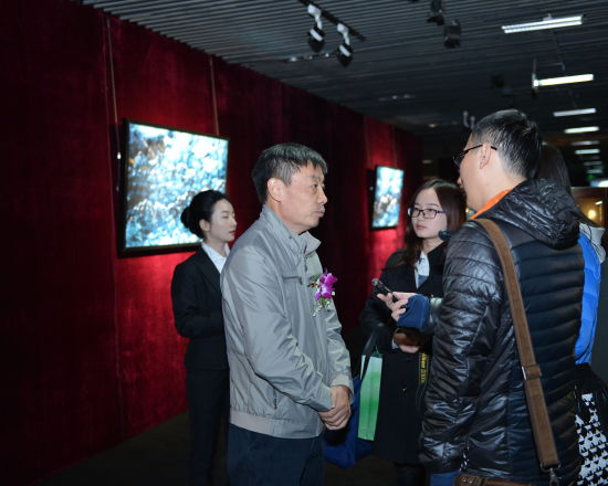 著名美术理论家和画家郭晓川博士在现场接受采访