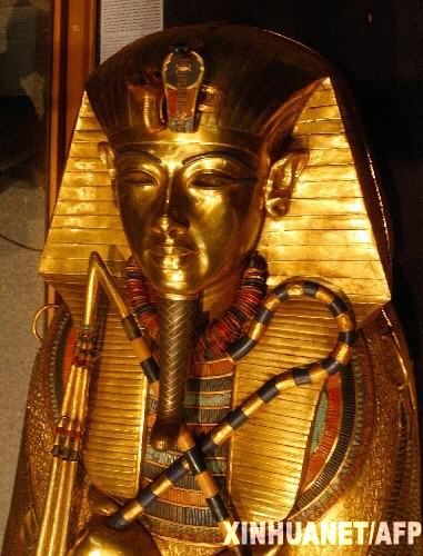 这张2007年10月22日发布的资料照片显示的是陈列在埃及首都开罗的埃及博物馆内的图坦卡蒙法老的金面具。新华社/法新
