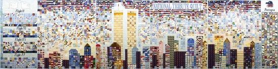 美国民俗艺术博物馆展示的织物作品“9·11国家致敬织物”。这是美国钢铁公司4位女性用3466块方片组成的，织物中描画出纽约城的天际线，两座金黄色的双子楼位于中心。