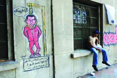 开罗街头涂鸦：穆巴拉克被套上绳索