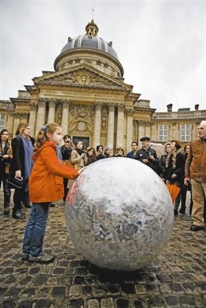 5月18日，在法国巴黎，参加“博物馆之夜”的人们推动意大利当代艺术家米开朗基罗·皮斯特莱托的作品“报纸球”。
