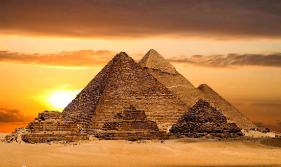 埃及文明的标记是金字塔，但是金字塔算是在埃及文明中期时的产物。