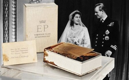 英国女王伊丽莎白二世的这块结婚蛋糕拍出1750英镑