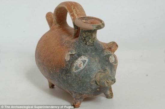 意大利考古学家普利亚区的一座古墓内发现的赤土陶奶瓶，采用可爱的小猪造型，距今2400年。考古学家认为这个奶瓶的主人可能是梅萨比部落的一名刚出生的女婴或者一名孕妇。当时，这个原始部落生活在意大利南部地区
