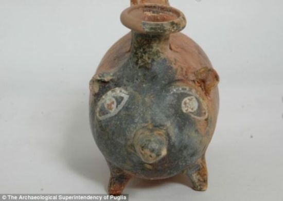 小猪造型的赤土陶奶瓶是意大利考古管理局在普利亚区塔兰托省曼杜里亚德一个梅萨比部落石墓内发现的，拥有2400年历史，眼睛长得和人差不多，鼻子、耳朵和小腿应有尽有