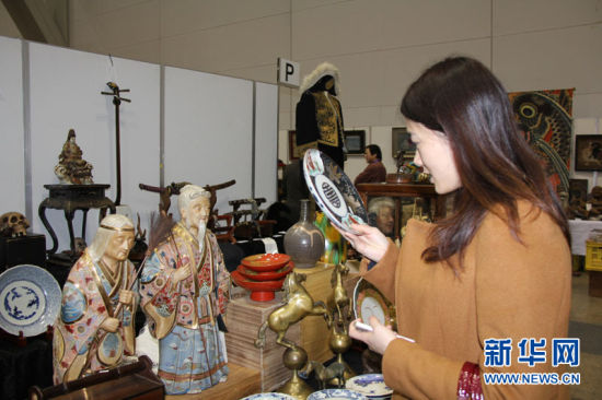 1月10日，一名顾客在日本东京国际展览中心举行的“古董大市”上选购。