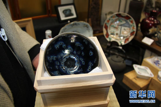 这是1月10日在日本东京国际展览中心举行的“古董大市”上拍摄的开价84万日元（约合4.9万人民币）的据称“天目茶碗”