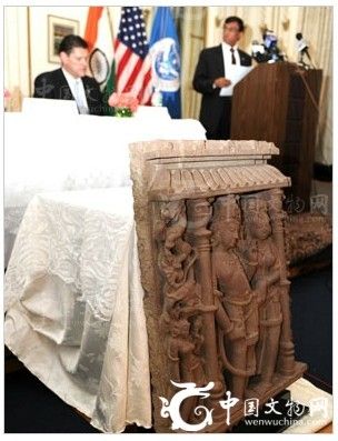 2014年1月14日，美国向印度归还了3件曾落入商贩手中的失窃珍贵古老砂岩石雕，有望缓和一个月前因印度女外交官德夫亚尼·科布拉加德(DevyaniKhobragade)在纽约被捕并遭到脱衣搜身而降到冰点的两国紧张关系。图为印度�