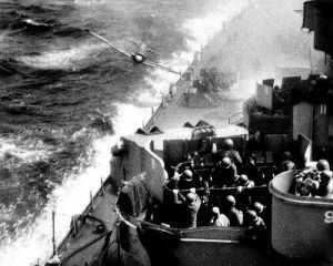 1945年硫磺岛战役中，一架日本“神风”自杀飞机撞向美国海军密苏里号战列舰的瞬间。