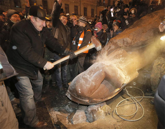 民众在拆除列宁雕像
