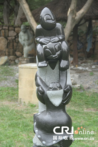 石雕“母亲与孩子” 刘畅 摄