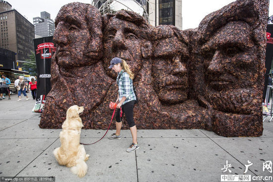 纽约1600磅牛肉干造总统山雕像遭狗偷吃