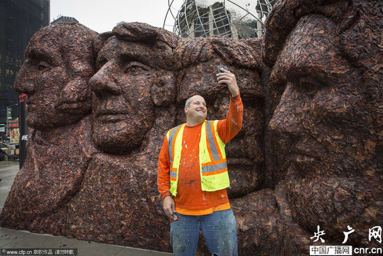 纽约1600磅牛肉干造总统山雕像遭狗偷吃