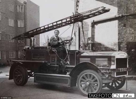 图为巴菲尔德坐在他的1913年产梅利韦瑟消防车上。