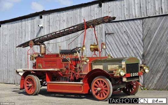 图中为2011年拍摄的巴菲尔德收藏的1913年产梅利韦瑟消防车，它看起来如出厂时一样崭新。