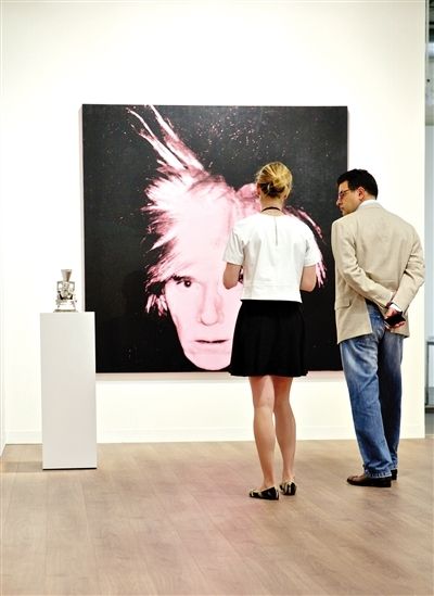 安迪·沃霍尔“惊恐的假发系列”的《自画像》以3500万美元出售，成为预展上售出的最贵作品。 官网供图