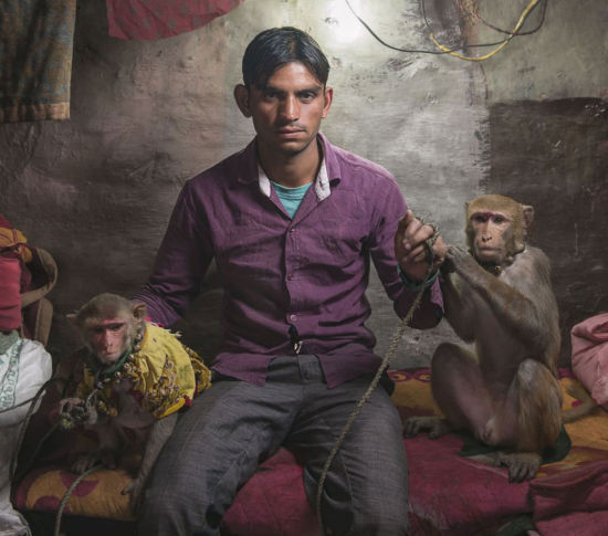 印度德里贫民窟艺人街，图为驯猴艺人。