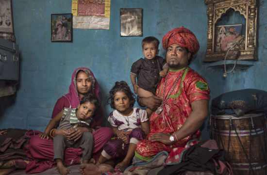 印度德里贫民窟艺人街，图为乐师家庭。