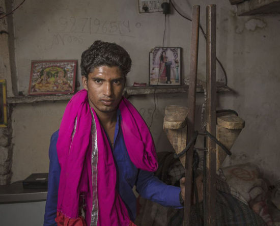 印度德里贫民窟艺人街，图为踩高跷艺人。