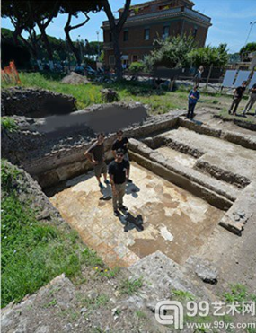 图为在美国古罗马文化研究所负责考古发掘工作的达瑞斯·阿利亚展示此次在奥斯蒂亚古镇帕尔科·德·瑞文纳迪考古遗址处新发掘出土的大理石地面。