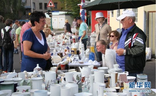 一年一度的塞尔布瓷器节8月2日在德国巴伐利亚州北部小城塞尔布（SELB）开幕，欧洲规模最大的瓷器跳蚤市场也在这里同时举行，约400家摊主在市中心街道两边摆摊设点，瓷器爱好者和淘宝人收获颇丰。