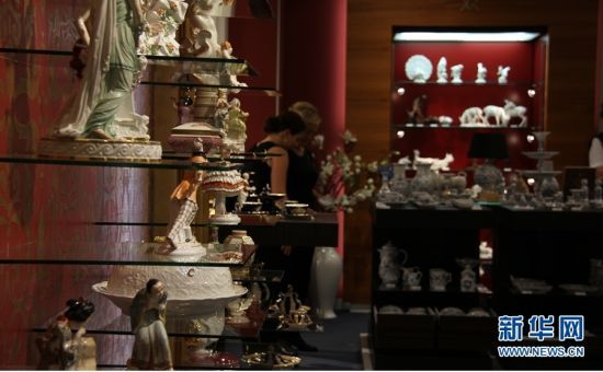 展销厅里陈列和出售迈森瓷器精品。据迈森工作人员介绍，在参观迈森展销厅、瓷器生产流程和瓷器艺术博物馆的游客中，来自中国的瓷器受好者比例很高。