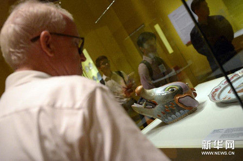 8月1日，在新加坡亚洲文明博物馆，记者们参观“瓷风雅艺”预展。