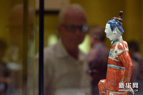 8月1日，在新加坡亚洲文明博物馆，一名记者参观“瓷风雅艺”预展。