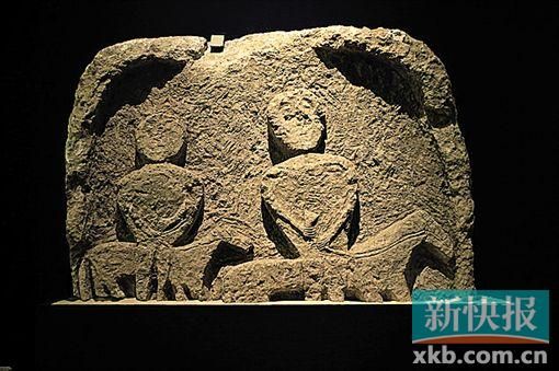 墓石据推测,这个墓石应该是公元1世纪左右的产物,上面刻有游牧人骑马的浮雕。