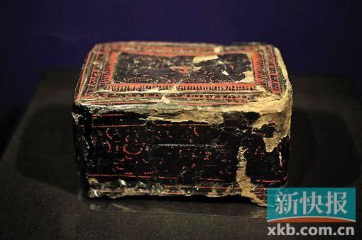 中国漆盒这个中国漆盒源自公元1世纪,是一个生活在塞西亚晚期的贵妇人的陪葬品。