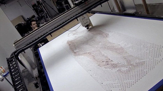 艺术家特德·劳森用自己的鲜血做墨汁打印人形画像。（网页截图）