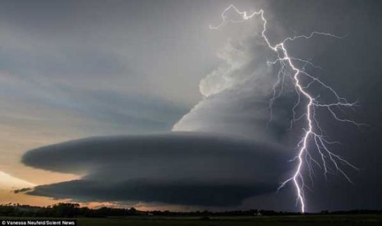 美摄影师捕捉气象奇景:闪电击穿超大胞风暴