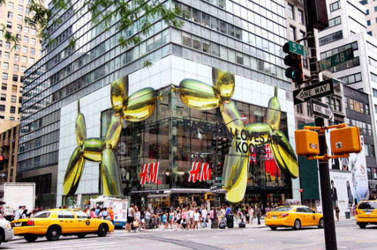 位于第五大道和第48街的H&M的店铺外竖立着杰夫·昆斯的气球狗雕塑。TinaFineberg for The New York Times
