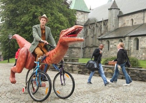 艺术家骑全手工打造恐龙自行车环游挪威。