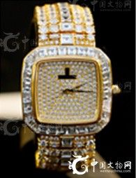 进行此次拍会的政府机关负责人玛利亚·德尔皮拉尔·索萨(MariadelPilarSosa)表示本次拍会的领衔珍品是一件瑞士白金和铂金手表，其上镶嵌有400颗钻石，价值16.1万美元（约合人民币99.2万元）。   