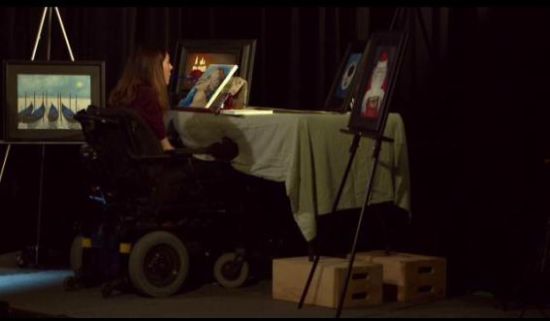 佩尔坐在轮椅上作画（视频截图）