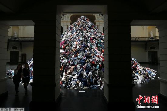 法国艺术家用二手服装堆砌巨型雕塑