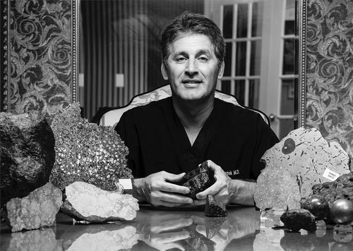 Jay Piatek，美国印第安纳波利斯市的一名医生与陨石收藏家，掌握着已知2千克重的“黑美人”的2/3。