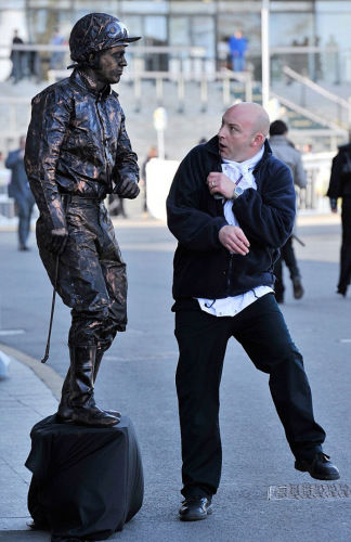 一位活体雕塑将路人吓了一大跳。（网页截图）来源：国际在线。